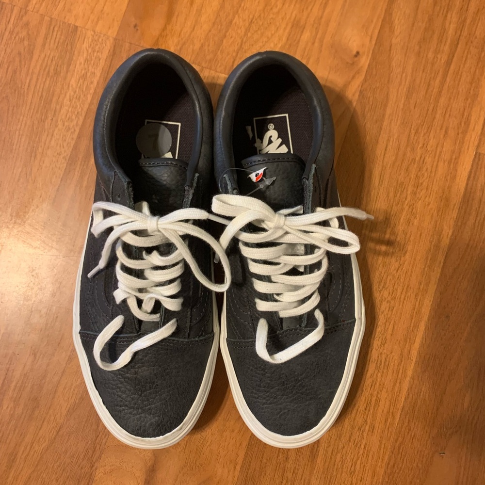 BRAND NEW Vans Dark Blue Leather size 7